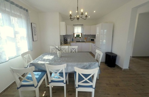 Kornic Casa | Villa NOAH (5 *): casa de piedra, piscina cubierta climatizada, spa, gimnasio, vista al mar