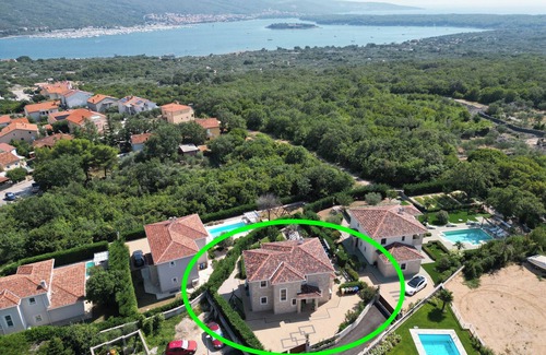 Kornic Casa | Villa NOAH (5 *): casa de piedra, piscina cubierta climatizada, spa, gimnasio, vista al mar