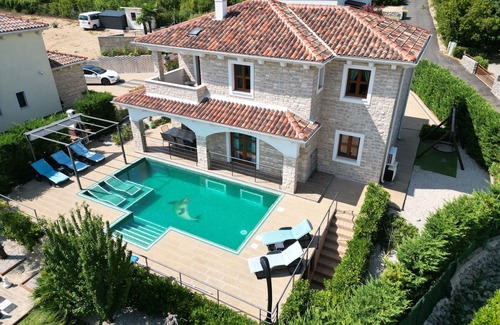 Kornic Casa | Villa NOAH (5 *): casa de piedra, piscina cubierta climatizada, spa, gimnasio, vista al mar
