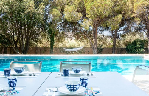 Saronikos Villa | Villa Oasis, villa costera con piscina privada y jardín de JJ Hospitality