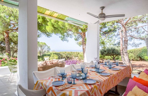 Saronikos Villa | Villa Oasis, villa costera con piscina privada y jardín de JJ Hospitality
