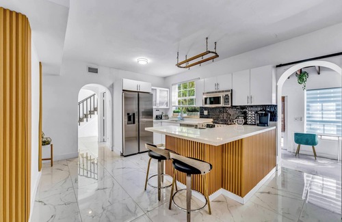 Northeast Miami Villa | Villa Oasis near-Beach-BKT Court Miami Heated Pool