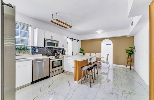 Northeast Miami Villa | Villa Oasis near-Beach-BKT Court Miami Heated Pool
