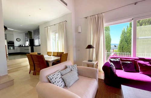 Benalup-Casas Vieja Casa | Villa Oleandro con vistas a la montaña, piscina, jardín y Wi-Fi