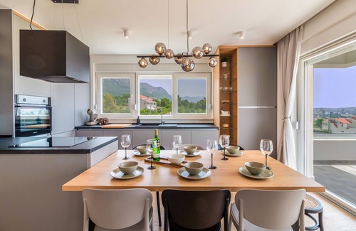 Kastel Sucurac Villa | OLEA-NUEVA casa de vacaciones moderna con barbacoa de jardín, cerca de Split