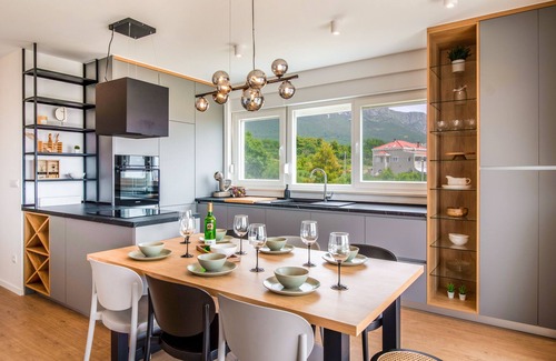 Kastel Sucurac Villa | OLEA-NUEVA casa de vacaciones moderna con barbacoa de jardín, cerca de Split