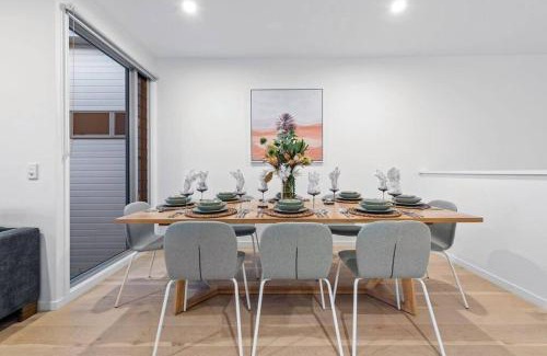 Newport Casa | Villa on Newport Lake