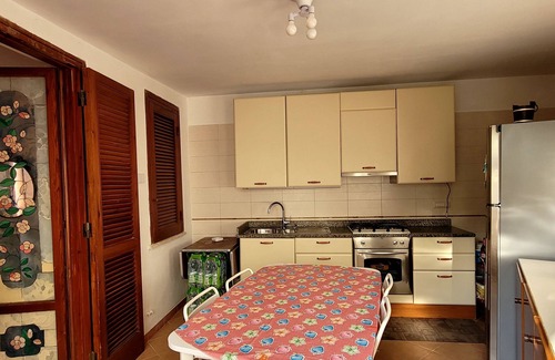 Santa Maria di Castellabate Villa | Villa en dos niveles de gran jardín y plaza de aparcamiento a unos 350 metros del mar