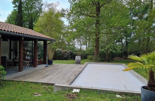 Arcangues Casa | Villa opposite golf course and château with heated swimming pool