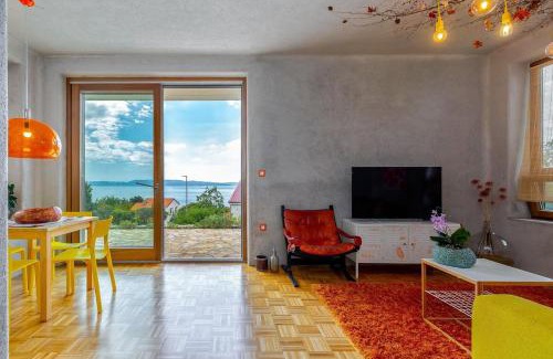 Sodici Villa | Villa Orange, small house in a pine forest