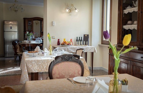 Capodacqua Villa | Villa Ovidia: una antigua granja en tres plantas rodeada de vegetación.