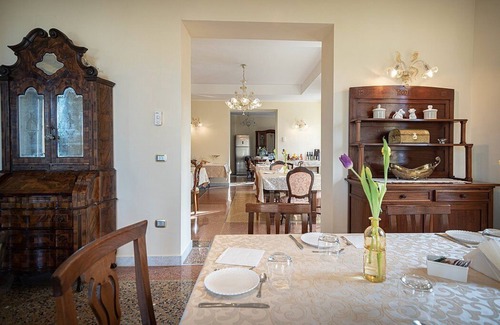 Capodacqua Villa | Villa Ovidia: una antigua granja en tres plantas rodeada de vegetación.