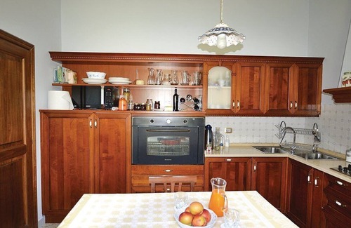 Capodacqua Villa | Villa Ovidia: una antigua granja en tres plantas rodeada de vegetación.