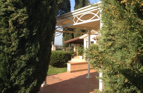 Gallicano nel Lazio Casa | Villa Paradise Resort rents rooms surrounded by the greenery of its private park