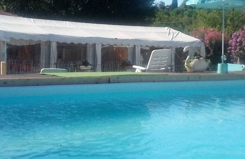 Gallicano nel Lazio Casa | Villa Paradise Resort rents rooms surrounded by the greenery of its private park