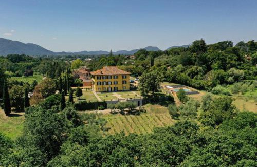 Monte San Quirico Villa | Villa Pacini - just 1,8 km outside Lucca Wall - Pool