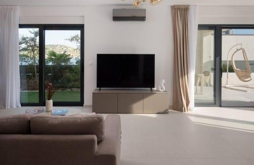 Razanj Villa | Villa Palm Bay 2, heated pool - 10 m from the sea