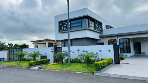 Vacoas-Phoenix Casa | Villa Palmeras - 4 Bedrooms AC Modern Luxury Villa