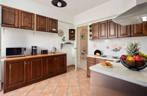 Roda Villa | Villa Paradiso: Villa grande, modernamente renovada con 4 dormitorios y piscina privada cerca de la playa.