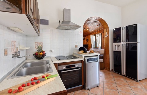Roda Villa | Villa Paradiso: Villa grande, modernamente renovada con 4 dormitorios y piscina privada cerca de la playa.