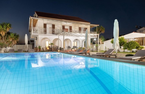 Roda Villa | Villa Paradiso: Villa grande, modernamente renovada con 4 dormitorios y piscina privada cerca de la playa.