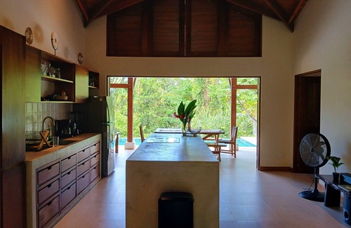 Limón Casa | Villa Paraíso 3 bed, 2 bath w/pool and AC-15 min from Punta Uva