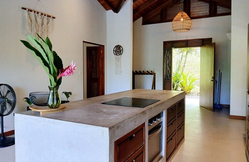 Limón Casa | Villa Paraíso 3 bed, 2 bath w/pool and AC-15 min from Punta Uva
