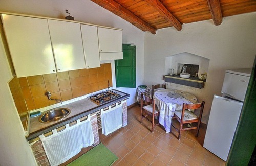 Mirto Casa | Villa Pascal C: Un apartamento característico y acogedor que forma parte de una villa rodeada de prados y verdes colinas.