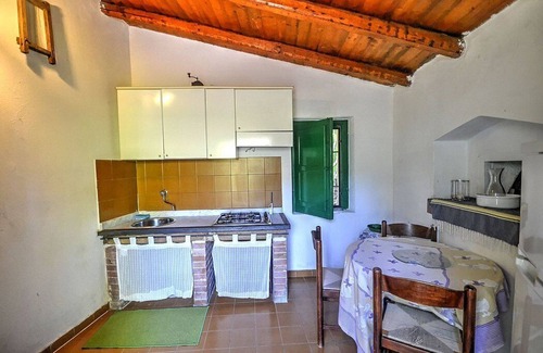 Mirto Casa | Villa Pascal C: Un apartamento característico y acogedor que forma parte de una villa rodeada de prados y verdes colinas.