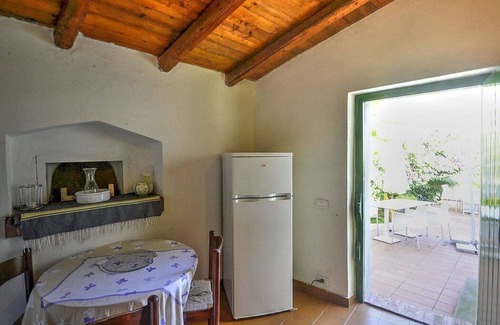 Mirto Casa | Villa Pascal C: Un apartamento característico y acogedor que forma parte de una villa rodeada de prados y verdes colinas.