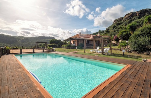 Castelsardo Villa | Villa 'Patrizia' con vistas al mar, Wi-Fi y aire acondicionado