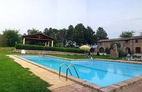 Montone Casa | Villa Pavone E: Un encantador apartamento que cubre todo el primer piso de una villa rodeada de vegetación.
