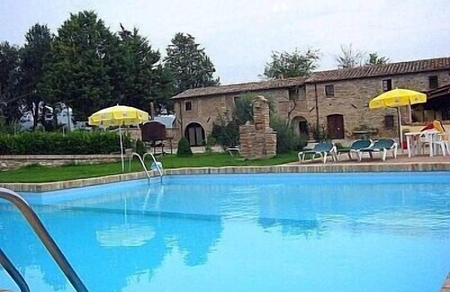 Montone Casa | Villa Pavone E: Un encantador apartamento que cubre todo el primer piso de una villa rodeada de vegetación.