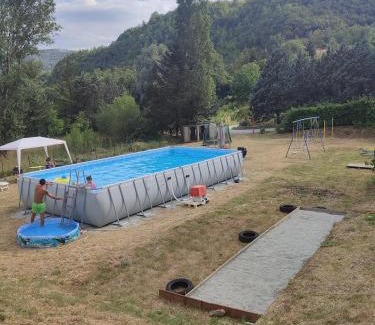 Apecchio Casa | Villa per gruppi fino a 20 persone, con piscina privata, camino e grande giardino nelle colline marchigiane