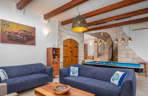 Zrnovnica Villa | Villa Perunia with Pool