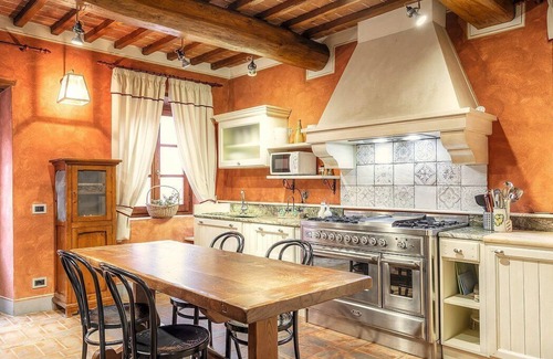 Reggello Villa | Villa Porporina: A characteristic and welcoming two-story ancient tuscan country house surrounded by meadows and by green hills, with Free WI-FI.