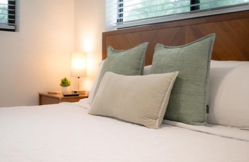 Coral Way Apartamento | Villa Roads - Ideal Stay in Miami - King - Bed Parking - Near Airport, Brickell, Coconut Grove, Little Havana, Wynwood & Calle 8