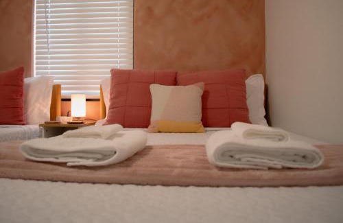 Coral Way Apartamento | Villa Roads - Ideal Stay in Miami - King - Bed Parking - Near Airport, Brickell, Coconut Grove, Little Havana, Wynwood & Calle 8