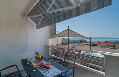 Mravince Villa | Villa Roko con piscina privada climatizada y bañera de hidromasaje.