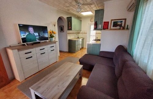 San Fulgencio Villa | Villa 'Rosa - Urbanización La Marina' con Wi-Fi, aire acondicionado, terrazas y jardín