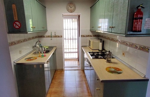 San Fulgencio Villa | Villa 'Rosa - Urbanización La Marina' con Wi-Fi, aire acondicionado, terrazas y jardín