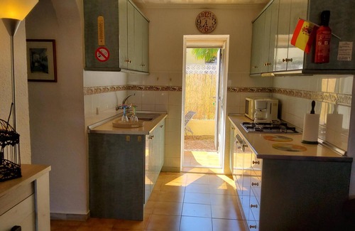 San Fulgencio Villa | Villa 'Rosa - Urbanización La Marina' con Wi-Fi, aire acondicionado, terrazas y jardín