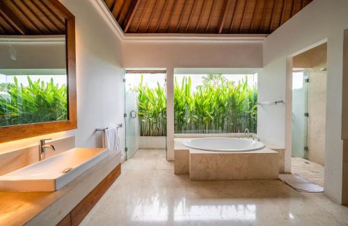 Batubelig Casa | Villa Rubina - Luxury Pool Villa in Batu Belig Next to the Beach!