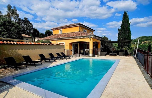 Saint-Maurice-dʼArdeche Villa | Villa-Familiar-Baño con bañera-Vista a la Piscina