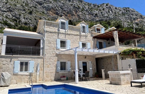 Dugi Rat Villa | Villa Salut la Mer with Infinity Pool