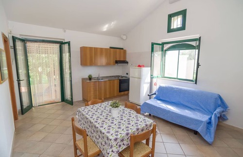 Mattinata Villa | Villa individual con gran terraza cubierta al aire libre rodeada de un hermoso huerto de cítricos