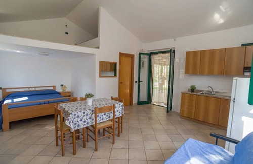 Mattinata Villa | Villa individual con gran terraza cubierta al aire libre rodeada de un hermoso huerto de cítricos