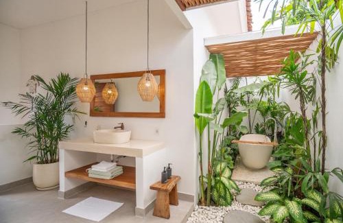 Beraban Villa | Villa Sana - Stylish 2BR Oasis with Open Jungle Bathroom in Nyanyi Beach near Luna Beach Club
