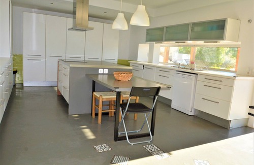 Charneca da Cotovia Villa | Villa Santa Cruz - En un bosque de pinos cerca de la playa de Sesimbra. 20 Pax