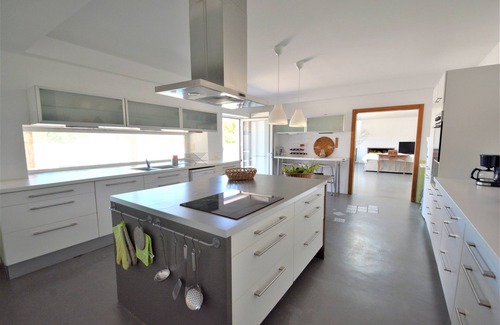 Charneca da Cotovia Villa | Villa Santa Cruz - En un bosque de pinos cerca de la playa de Sesimbra. 20 Pax